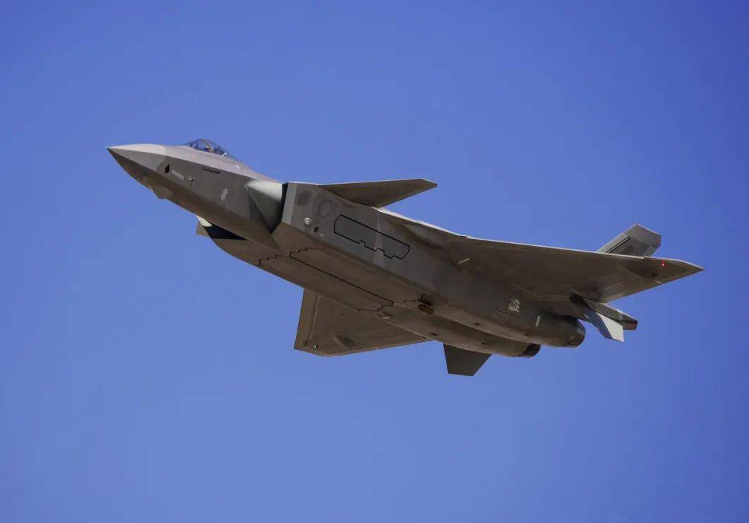 歼-20与F-22，空中霸主之争，谁更强？，歼-20与F-22，空中霸主之争，究竟谁更胜一筹？