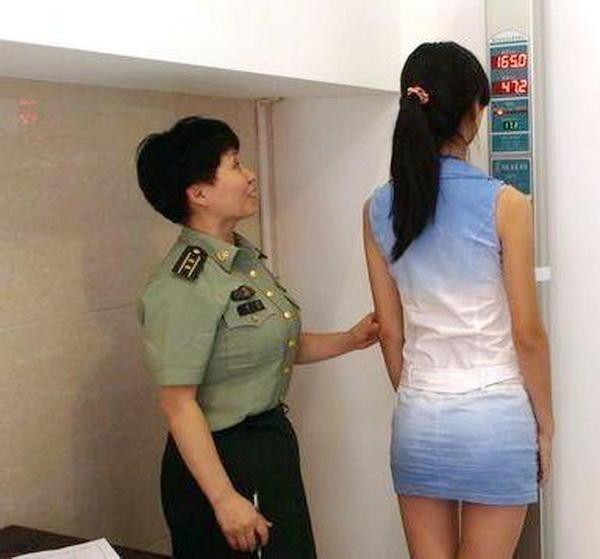 女兵体检遇到男医生的挑战与应对，女兵体检中面对男医生的挑战及其应对策略