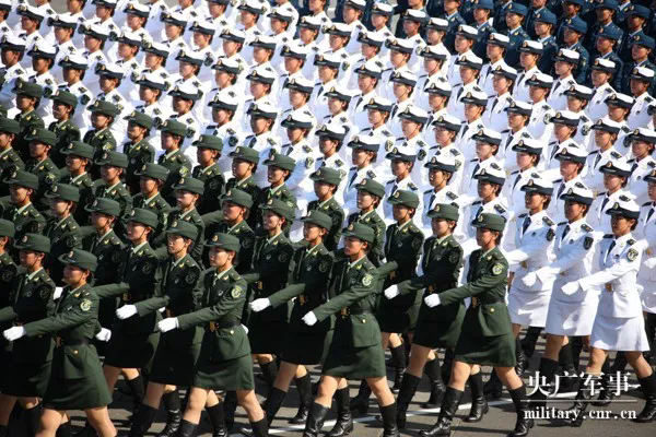 三军女兵方队，展现巾帼英雄风采的震撼视频，巾帼英雄风采，三军女兵方队震撼视频展示