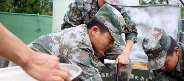 为什么老兵打新兵，探究军队内外的复杂因素，老兵打新兵现象揭秘，军队内外复杂因素探究