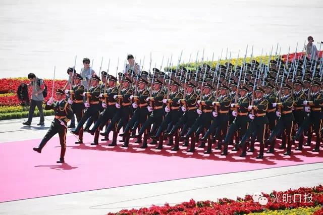阅兵现在向我们迎面走来的是——时代的荣光与国家的力量，时代的荣光与国家的力量，阅兵展现时代风采与国力