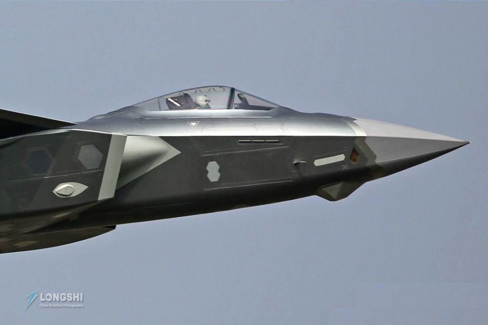 歼-20与F-22，究竟谁更厉害？，歼-20与F-22，谁更胜一筹？对比解析