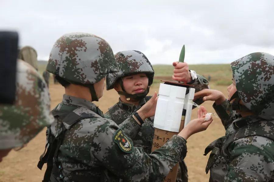 中国女兵帅气图片短发，展现新时代巾帼英雄的风采，新时代巾帼英雄风采，中国女兵帅气短发图片展
