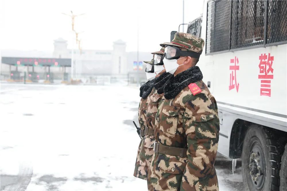 武警新式常服棉大衣，科技与传统融合的力量，武警新式常服棉大衣，科技与传统融合的力量展现