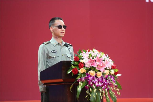 共和国勋章获得者杜富国的荣耀与奉献，杜富国，荣耀与奉献的共和国勋章获得者