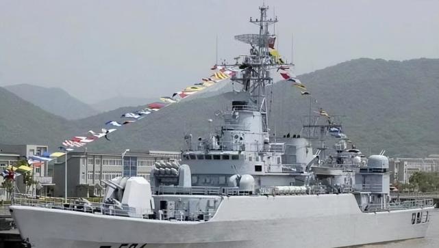 探索中国海军力量，厦门军港中的一艘重要舰船——523舰，揭秘中国海军力量，厦门军港中的关键战舰——523舰探索之旅