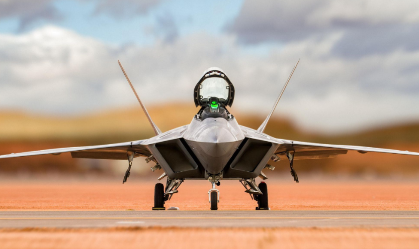 F22战斗机和歼-20，谁更胜一筹？，F22与歼-20，谁主沉浮？空战对决深度解析
