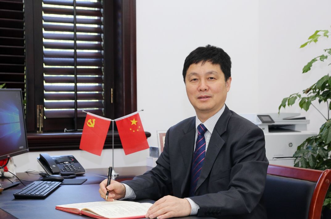 独臂丁晓东，坚韧不拔的人生典范，独臂丁晓东，坚韧人生的典范