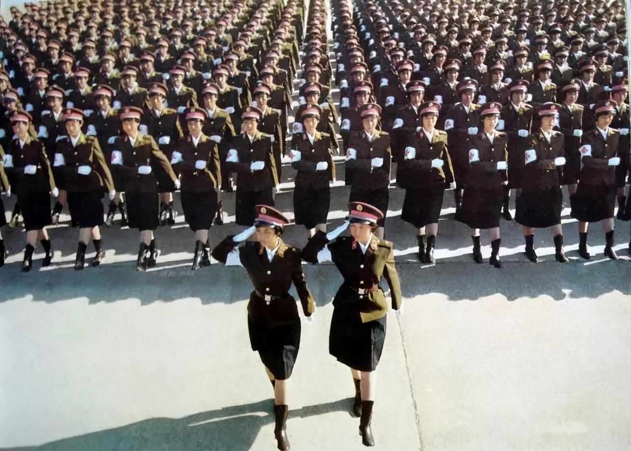 受阅女兵方队，展现新时代巾帼英雄风采，新时代巾帼英雄风采，受阅女兵方队亮相