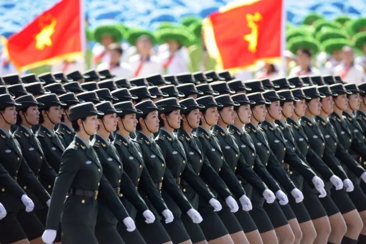 中国女兵方队，展现新时代巾帼风采，中国女兵方队，展现新时代巾帼英雄风采