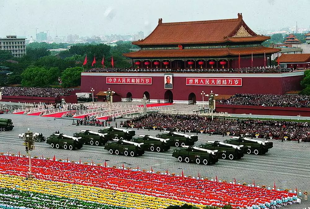 国庆70周年大阅兵开场，辉煌盛典，展现大国风采，国庆70周年大阅兵盛大开幕，辉煌场景展现大国风采与实力