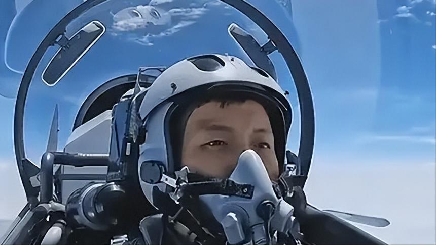 歼-16战斗机的优势，空中力量的新标杆，歼-16战斗机的优势，空中力量的新标杆