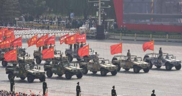 国庆70周年阅兵中的100面战旗，荣耀与力量的展现，国庆阅兵中的荣耀与力量，百面战旗展现辉煌历程