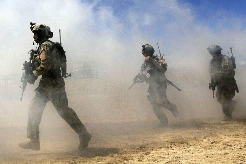 士兵们的全副武装，力量与荣耀的象征，士兵全副武装，力量与荣耀的彰显