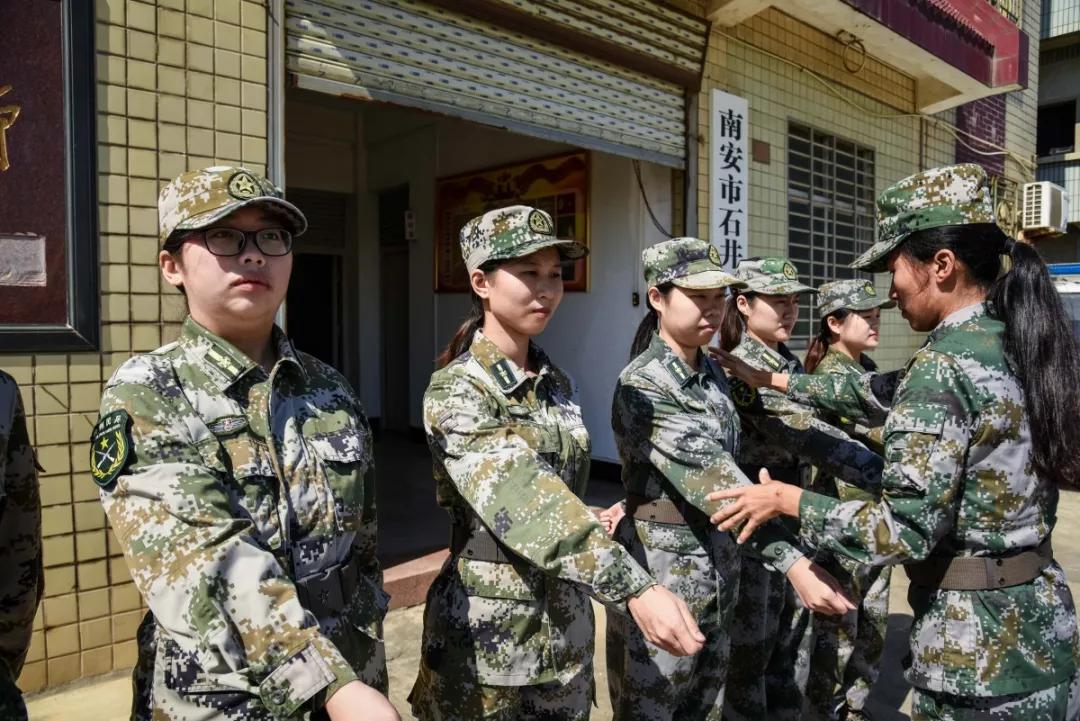 部队女兵服装，展现力量与荣耀的象征，部队女兵服装，力量与荣耀的彰显