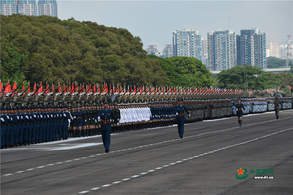 香港市民眼中的驻港阅兵，荣耀与责任的交织，香港市民眼中的驻港阅兵，荣耀与责任的辉映