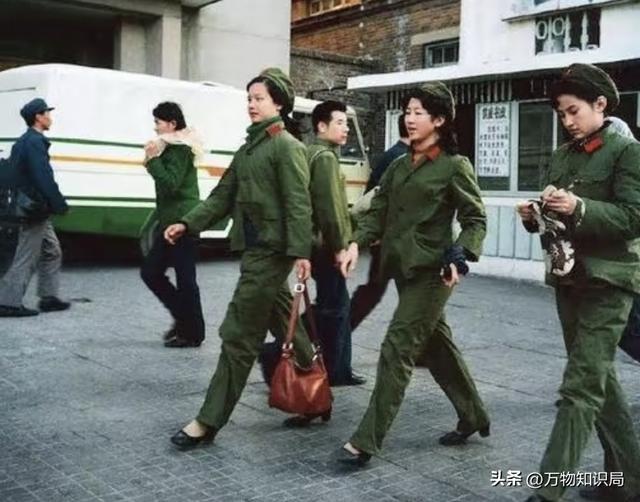 时光流转中的女兵风采——一张老照片中的65军装女兵个人记忆，时光中的女兵风采，老照片中的女兵个人记忆与军旅风采展现
