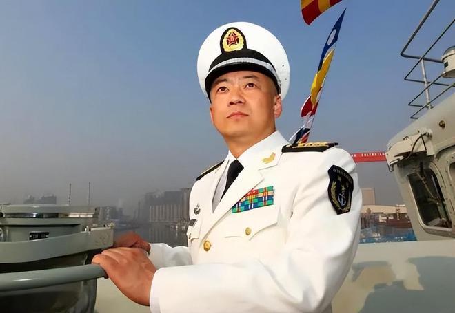 辽宁舰舰长崔永刚军衔，海军精英的杰出代表，辽宁舰舰长崔永刚军衔，海军精英典范代表