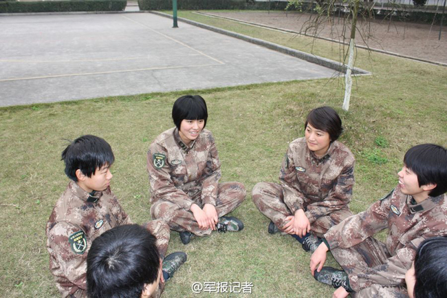 女兵集体照片的正式时刻，荣耀与坚韧的象征，女兵集体荣耀时刻，坚韧与荣耀的象征
