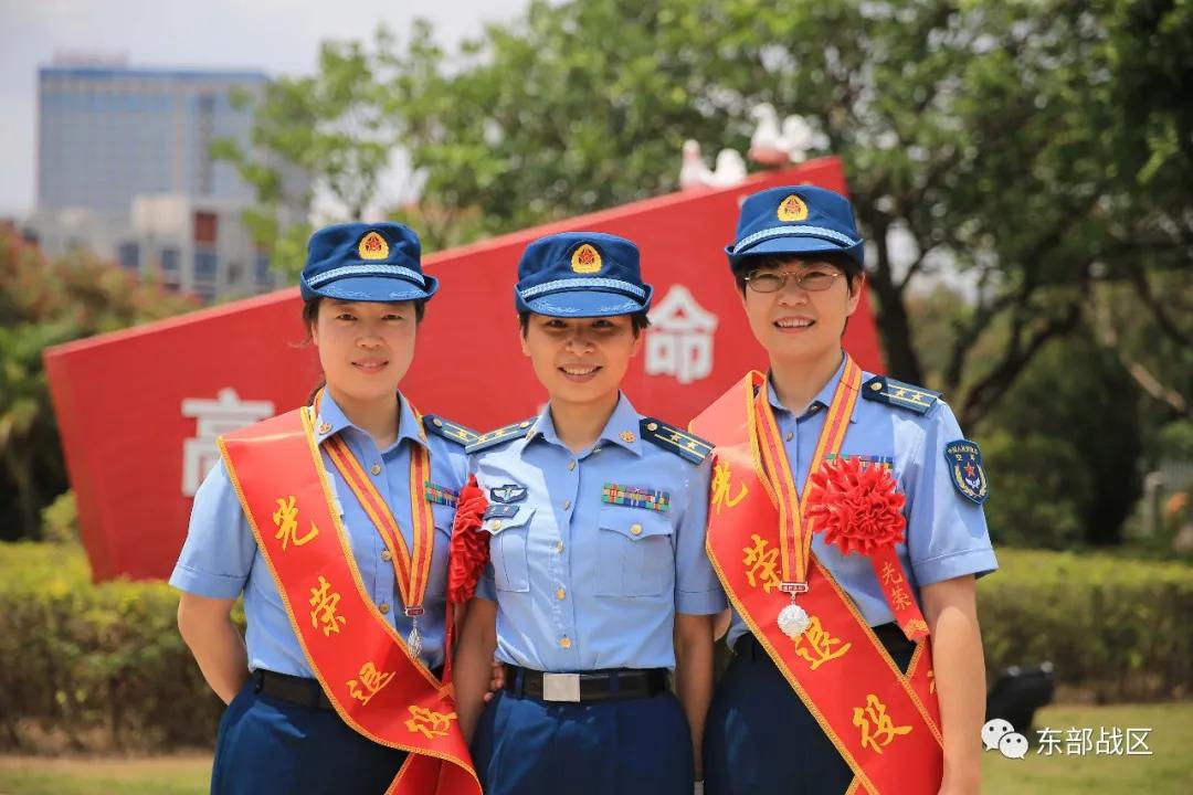 中国火箭军军服图片，展现力量与荣耀的象征，中国火箭军军服展示力量与荣耀，军装风采尽显雄壮英姿