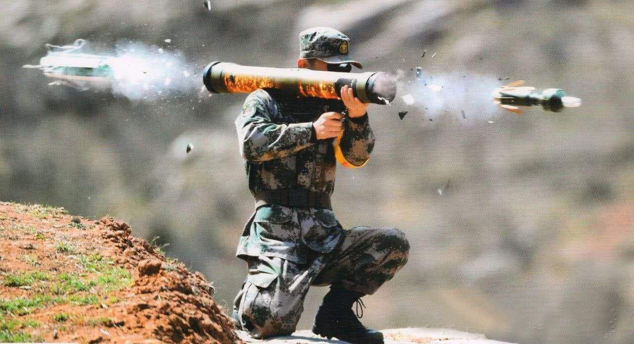 武直-19发射导弹，空中力量的锐利锋芒，武直-19空中展示锐利锋芒，发射导弹展现空中力量