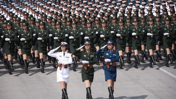三军女兵方队最霸气，三军女兵方队展现霸气风采