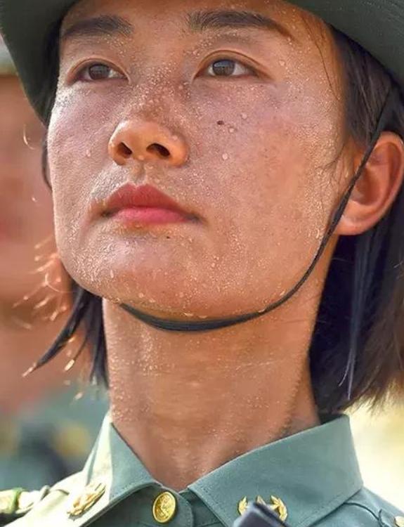 阅兵盛典启幕，首个方阵展现时代风采——记19年阅兵第一个方阵，阅兵盛典揭幕，首个方阵展现时代风采——阅兵首方阵风采展示
