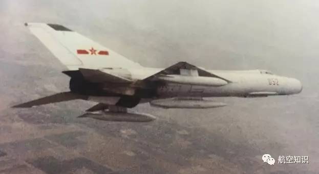 跨越时空的飞翔——纪念歼-10战机在1998年的首飞，跨越时空的飞翔，歼-10战机首飞纪念（1998年）