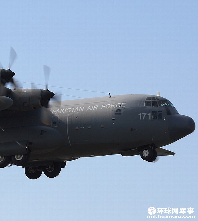 C-130运输机起飞，力量与技术的完美结合，C-130运输机，力量与技术的空中典范
