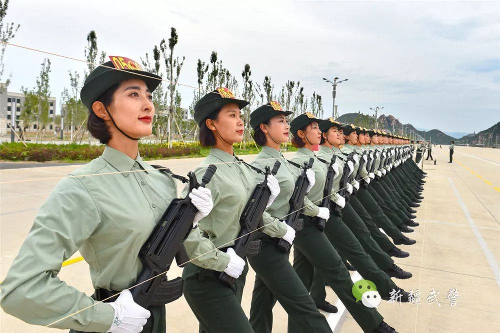 看到女兵方队的感受，荣耀与力量的绽放，女兵方队的荣耀与力量，荣耀绽放的瞬间