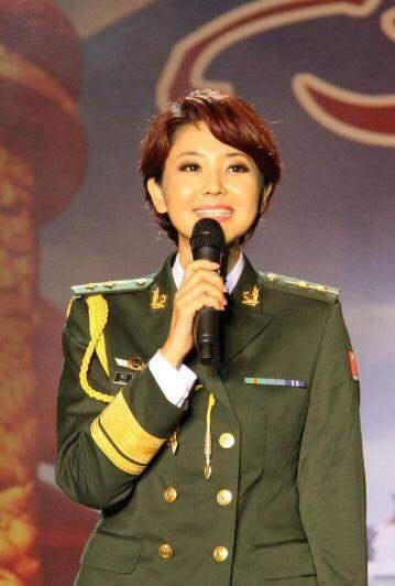 三军仪仗队女兵程诚的军旅生涯，退伍，还是前行？，三军仪仗队女兵程诚，军旅生涯的抉择与挑战——退伍还是继续前行？