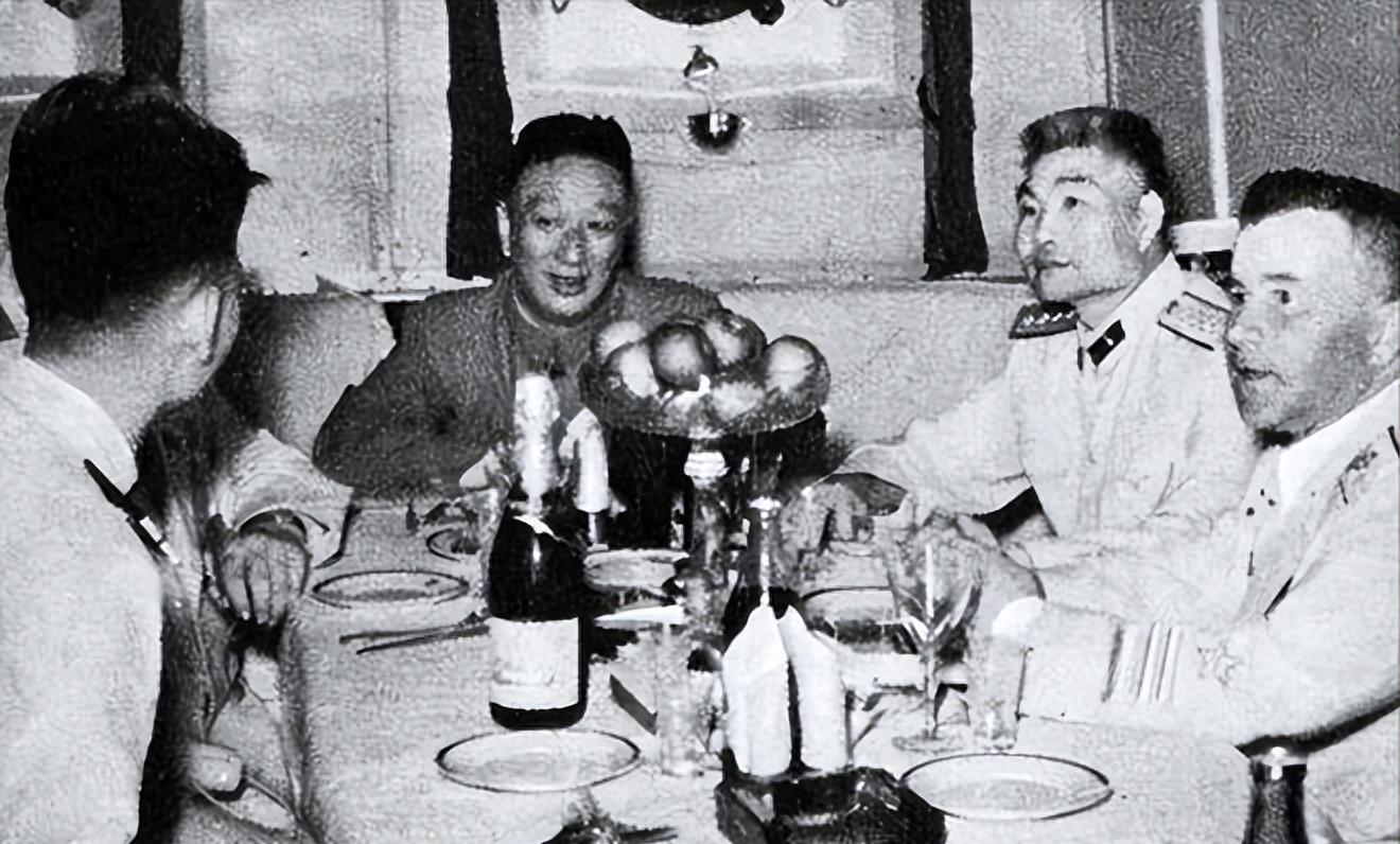 中央连夜宣布，重大决策引领新时代的步伐，中央重大决策引领新时代步伐连夜宣布开启新征程