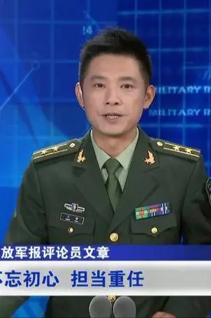 军事节目主持人的男性魅力，激情、专业与责任，军事节目主持人，展现男性魅力、激情、专业与责任的典范