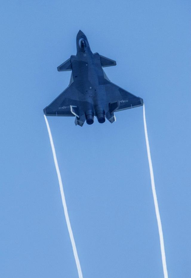 歼-20 2022号，中国空军的新时代里程碑，中国空军新时代里程碑，歼-20 2022号展翅飞翔
