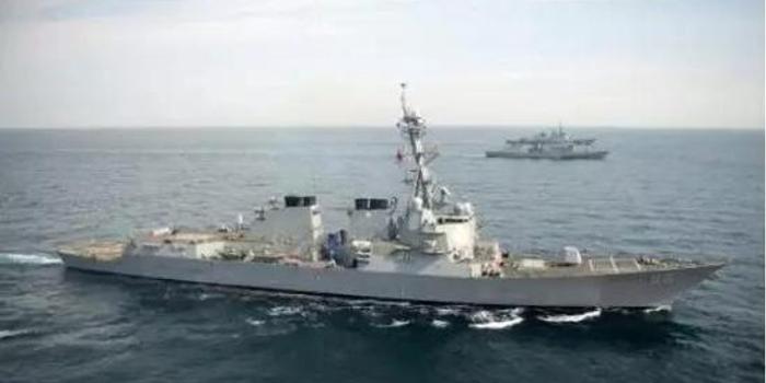 美军舰穿越台湾海峡