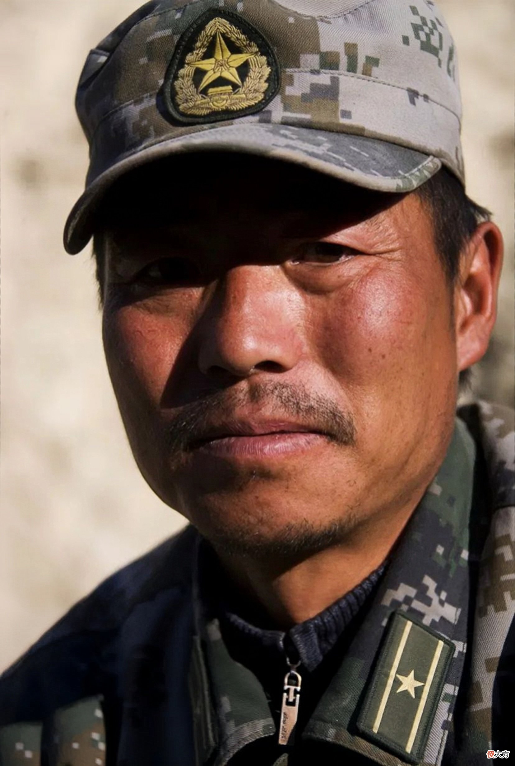 边疆卫士——记中国解放军英雄团长祁发宝，边疆卫士，中国解放军英雄团长祁发宝的光辉事迹