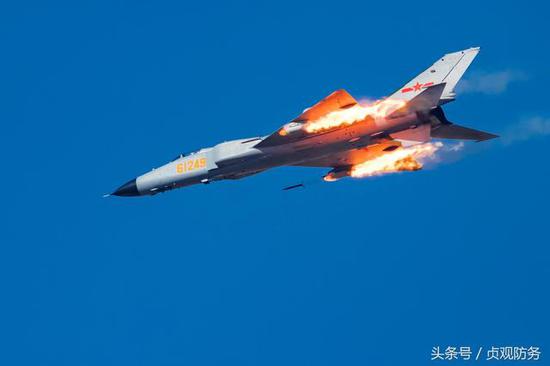 歼-10与火箭弹，中国空中力量的璀璨明珠，中国空中力量的璀璨明珠，歼-10与火箭弹的辉煌结合