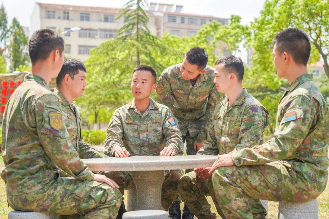 中国人民武装警察部队领导的核心作用与领导力展现，中国人民武装警察部队的核心领导力和展现的领导力