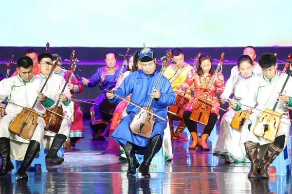 抗战胜利70周年大合唱，歌声中的历史记忆与民族精神，抗战胜利70周年大合唱，历史记忆与民族精神的交响乐章