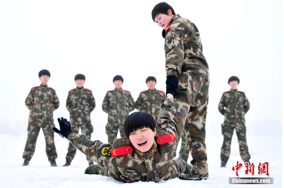 雪山战鹰，女兵特战连的荣耀与坚韧，雪山战鹰，女兵特战连的荣耀与不屈坚韧