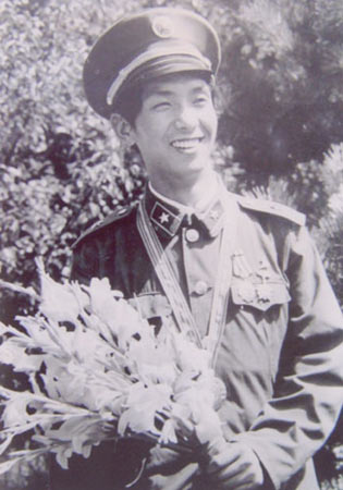 丁晓兵献花烈士，铭记英雄，传承精神，致敬英雄烈士，传承英雄精神——丁晓兵献花缅怀英雄