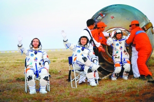 今天航天员回家，探索宇宙的壮举与归来的感动，航天员荣耀归来，宇宙探索的壮举与感动