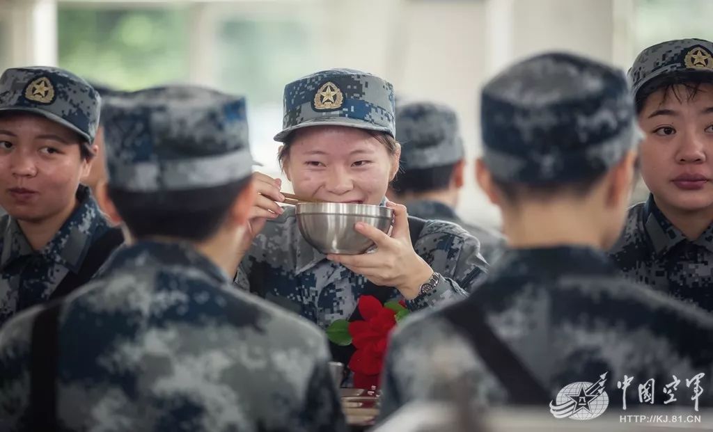 最美女兵亮相，新时代下的巾帼英雄风采，新时代巾帼英雄风采，最美女兵亮相展英姿