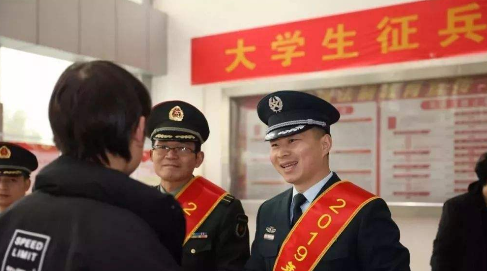 双一流大学入伍，青年精英的新征程，双一流大学入伍，青年精英踏上新征程