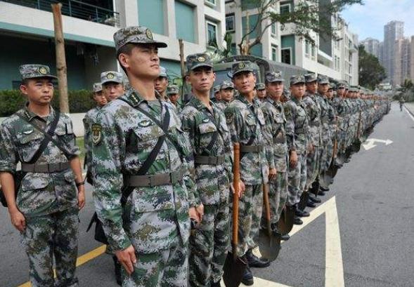 驻澳门部队救灾行动——天鸽台风考验下的军民情深，驻澳门部队救灾行动，天鸽台风下的军民情深考验