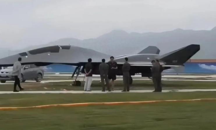 美空军司令感叹歼-20为战机之首，揭示空中优势新时代的来临，美空军司令赞叹歼-20引领新时代空中优势，感叹战机之首地位不可撼动