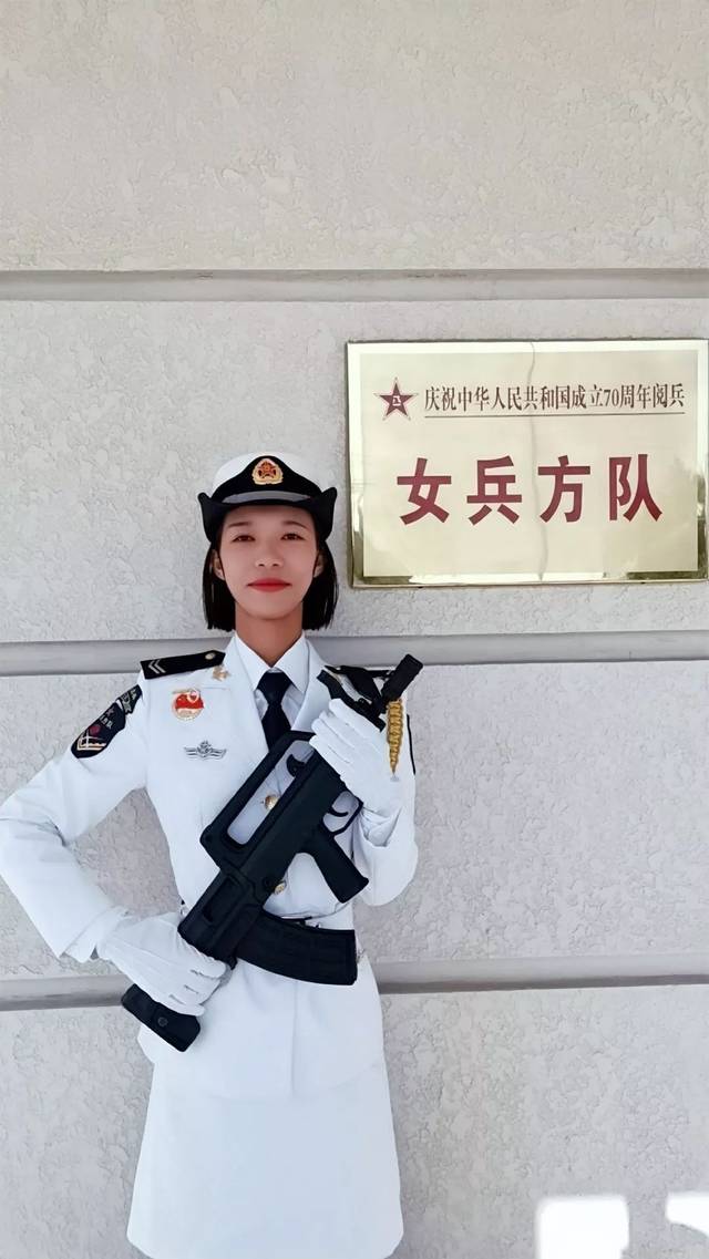 中国人民解放军仪仗队女兵抱着孩子的形象，荣耀与母爱的交织，中国人民解放军仪仗队女兵抱子形象，荣耀与母爱的完美交融