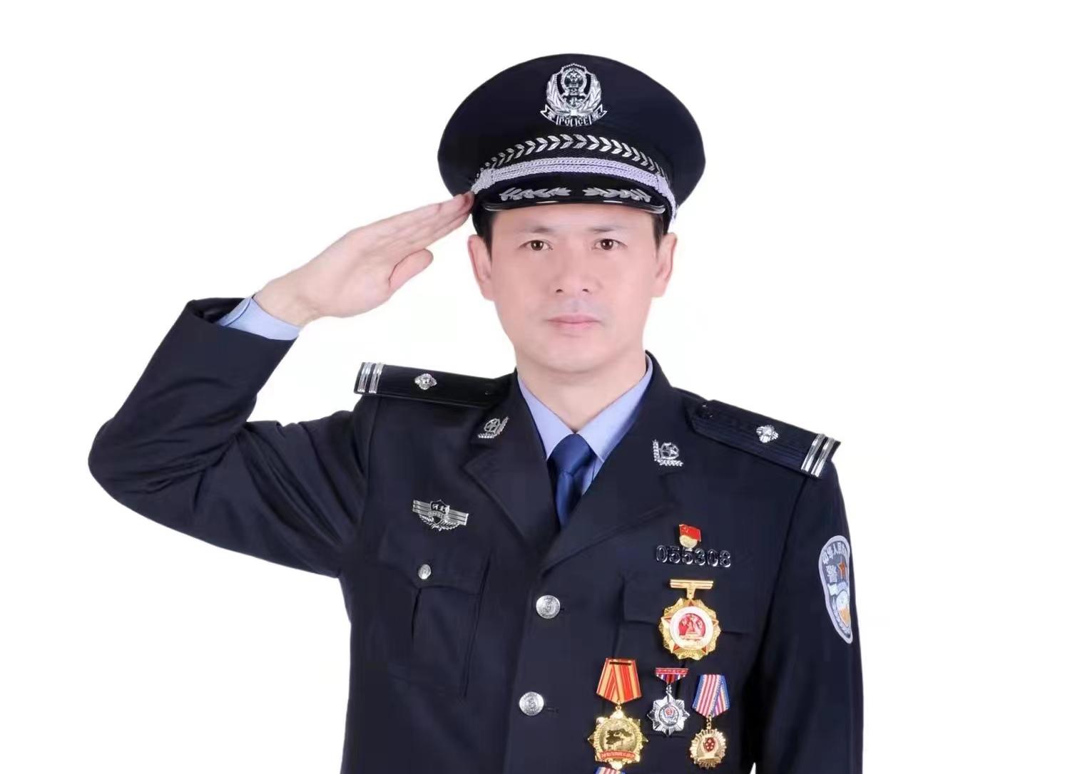新式警服配发资历牌，重塑警察形象与提升职业荣誉感，新式警服配发资历牌，重塑形象，提升职业荣誉感