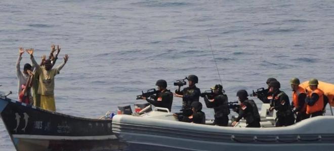 海盗围攻中国海军，历史与现实中的挑战与应对，海盗围攻中国海军，历史与现实的挑战及应对策略