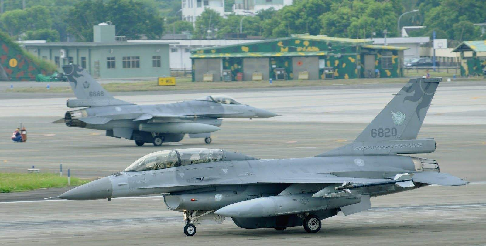 F16V战斗机与歼-10C，东西方空中力量的杰出代表，东西方空中力量代表，F16V战斗机与歼-10C的比较